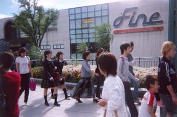 JR川越駅前を行き交う人々　2006年10月