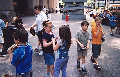 ニューヨークのミッドタウンの子供たち