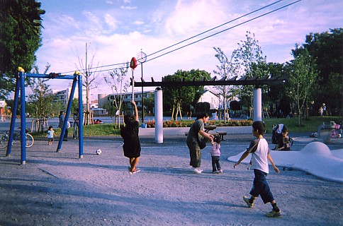 公園で遊ぶ子供たち　2009年9月撮影