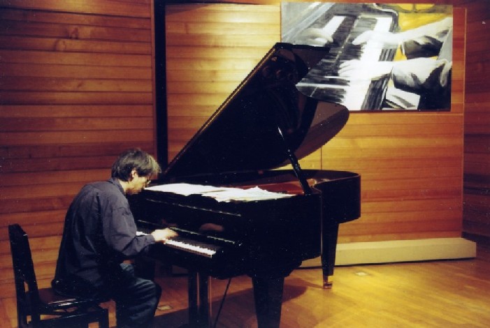 2003年11月28日、江村夏樹ピアノ独奏「ロマンティック！」
リハーサル風景。撮影＝寺本実里。
会場は原宿アコスタディオ、
背景の絵は寺本実里画《Concert1》。