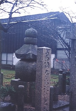 これが相撲発祥の記念塔です。